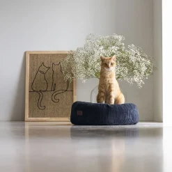 Designed by Lotte Kattbädd Ribbad Svart